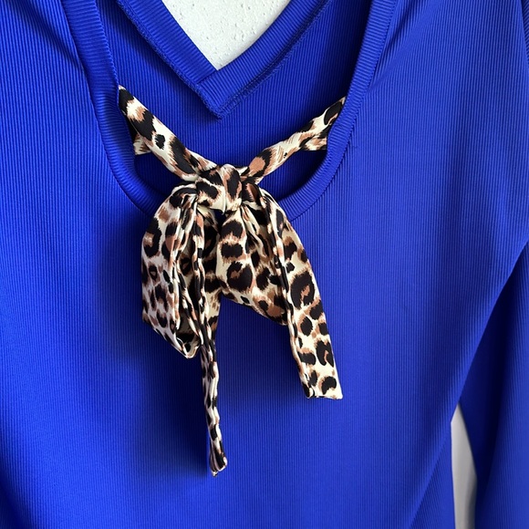 Beautiful royal blue blouse with leopard tie in back - Picture 4 of 4
